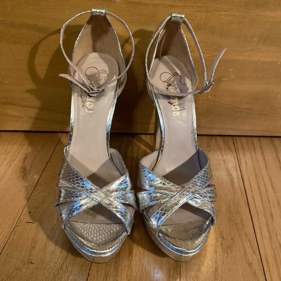 Silver heels - Picture 4 of 4